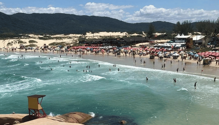A Praia da Joaquina possui boa infraestrutura, mar transparente, dunas, ondas fortes e é palco de campeonatos de surf, confira os detalhes.