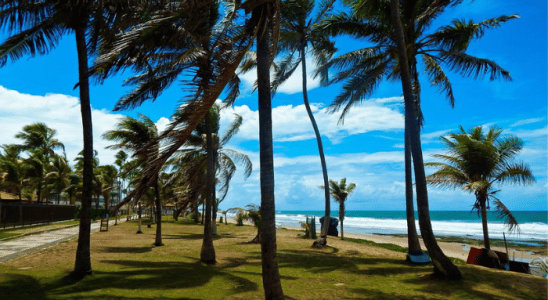Praia de Vilas do Atlântico, uma das mais procuradas de Lauro de Freitas.