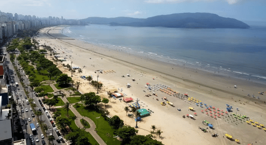 Vista aérea dos jardins da orla e da bela Praia do Gonzaga.