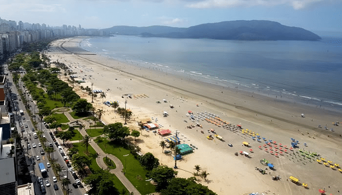 A Praia do Gonzaga é uma praia urbana, com lindas paisagens e belas atrações, confira os detalhes e monte seu roteiro pela cidade de Santos.