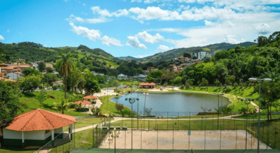 Vertedouro do Grande Lago, um complexo turístico e de lazer em Lindóia.