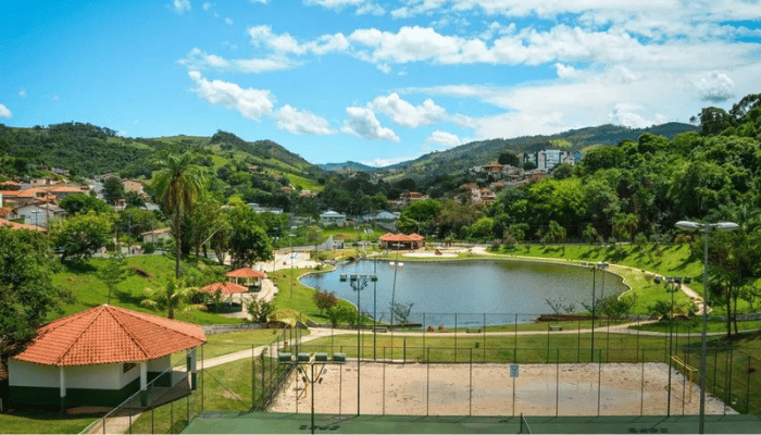 Lindóia fica no coração do Circuito das Águas Paulista, possui lindas paisagens, parques, circuitos turísticos e muito mais, confira.