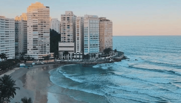 Praia das Pitangueiras é a praia central do Guarujá, com ótima infraestrutura e atrações para curtir bons dias de férias no litoral, confira.