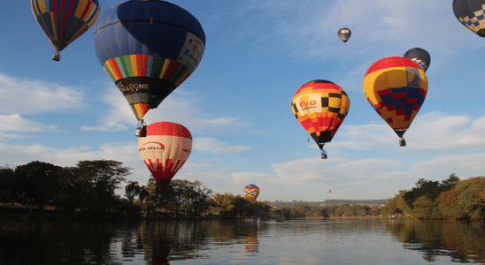 O voo de balão sobre a cidade de Araçoiaba da Serra é uma ótima opção de passeio.