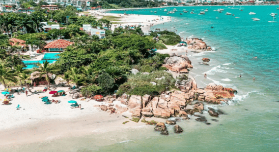 Praia de Canajurê, localizada no litoral norte de Florianópolis.