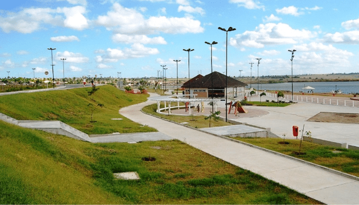 Arapiraca é conhecida como a Capital do Fumo, possui vários lugares bonitos para passear, bem como, bons lugares para comer e se hospedar.