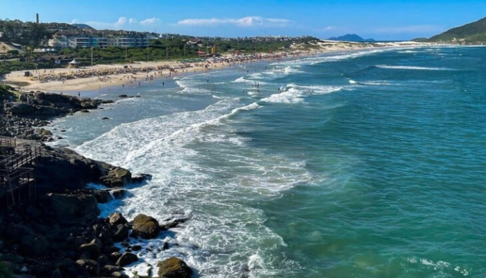 A Praia do Santinho é mais um paraíso de águas claras em Floripa para curtir os dias de sol, onde fica o resort Costão do Santinho, confira.