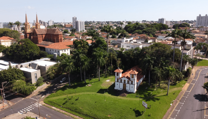 Uberaba é uma das principais cidades do Triângulo Mineiro, com museus, igrejas, cachoeiras, parques e construções históricas, confira.