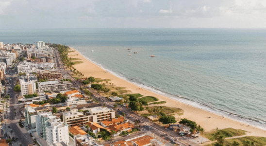 Vista da Praia de Cabo Branco, uma das mais bonitas de João Pessoa, Paraíba.