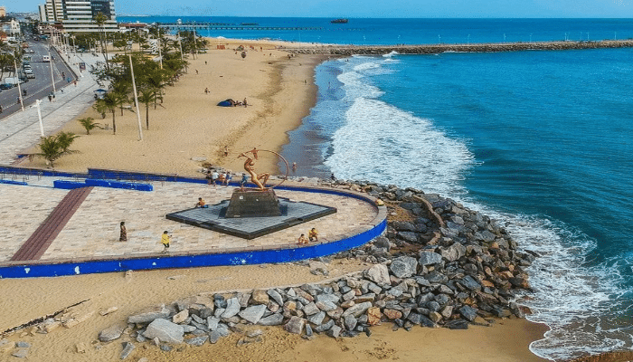 A Praia de Iracema fica próxima ao Centro de Fortaleza, veja aqui as diversas atrações interessantes para conhecer e monte seu roteiro.