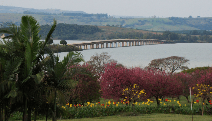 Carlópolis fica na divisa de PR e SP, região Angra Doce, onde a represa Chavantes atrai muitos turistas, confira as dicas e monte seu roteiro.
