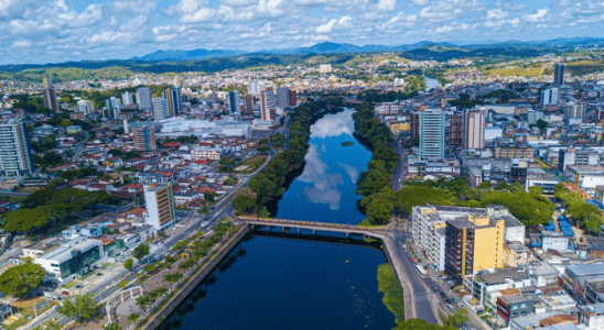 Vista da cidade de Itabuna e do Rio Cachoeira que corta a cidade.