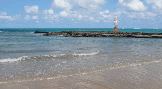 Estátua na linda Praia da Sereia.