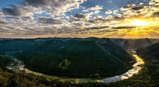 Vista para o Vale do Rio das Antas, no Belvedere Sonda, cartão postal de Nova Pádua.