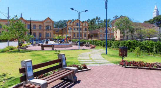 Praça Poeta Vicente Cecherelo no centro de Ascurra.