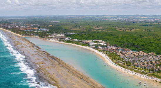 Praia de Muro Alto com seus resorts luxuosos ao fundo.