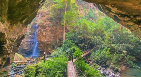 Vista de dentro da gruta e ao fundo a Cachoeira Santa Bárbara em Riachão.