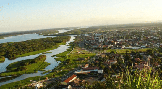 Vista do Mirante do Cristo Redentor para a cidade de Iguape.