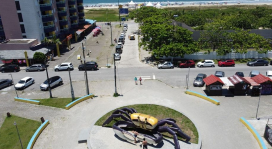 A enorme estátua de carangueijo de Pontal do Paraná e ao fundo a Praia Sangri-lá.