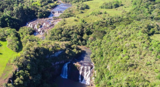 Vista de cima onde dá para ver as 3 cachoeiras do Parque das Cachoeiras.