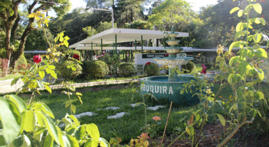 Ao fundo uma das fontes no Parque das Águas em Cambuquira