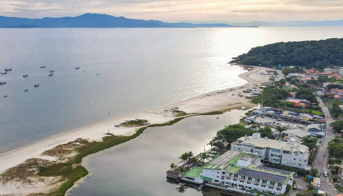 Ponta das Canas é mais um paraíso do litoral de Florianópolis, confira as dicas e programe suas férias na praia.