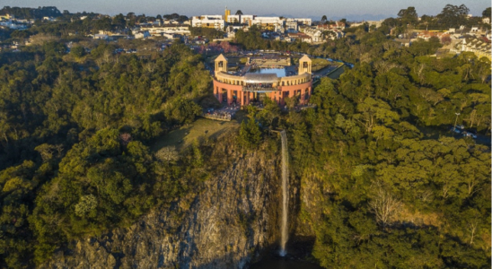 Parque Tanguá com sua cascata de 65m de altura e na parte de cima, mirante, jardins e muito mais.