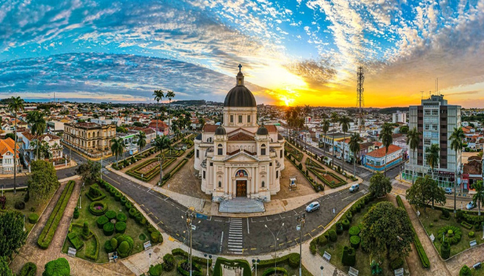 Batatais é uma das estância turísticas de São paulo, com muitas atrações diversificada que vão desde histórias e culturais até turismo rural.