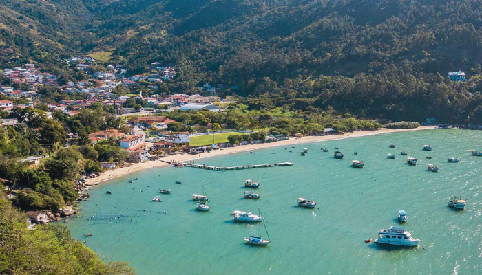 A Praia de Calheiros é ótima para quem gosta das praias de Santa Catarina e quer relaxar longe das multidões, confira os detalhes.