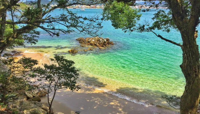 Confira as informações importantes antes de ir conhecer a Praia do Biguá, a menor praia em extensão de Bombinhas.