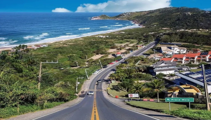 A Praia Mole é o point dos surfistas, jovens e de quem gosta de natureza, belas paisagens e boa gastronomia e bebidas, confira as dicas.