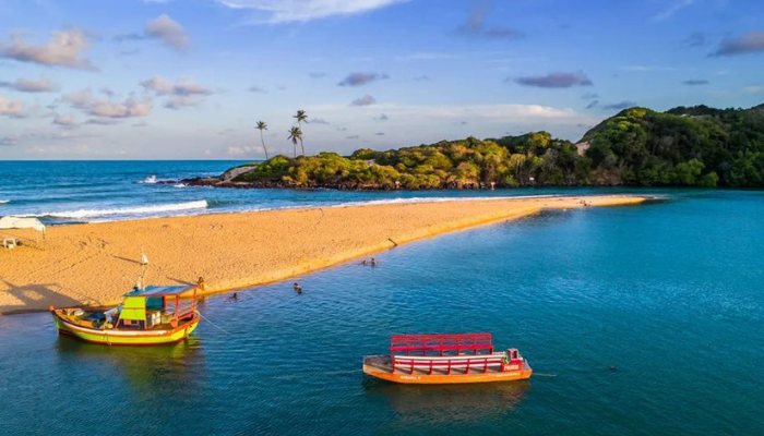 Barra de Camaratuba é um lugar incrível que une praia, rio, lagoa, manguezal e até aldeia indígena, confira as dicas e monte seu roteiro.