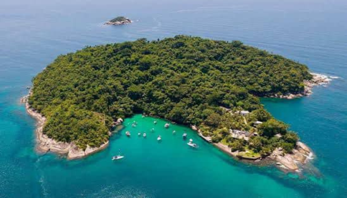 A Ilha dos Cocos é um passeio imperdível para quem visita Paraty, com águas calmas e cristalinas, geladas e ótimas para mergulho, confira.