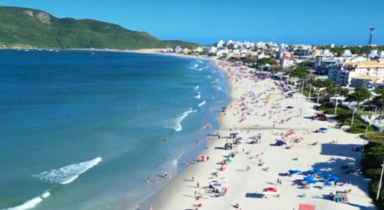 A Praia dos Ingleses possui uma ótima infraestrutura turística, mar bom para banhistas e surfistas, confira os detalhes.