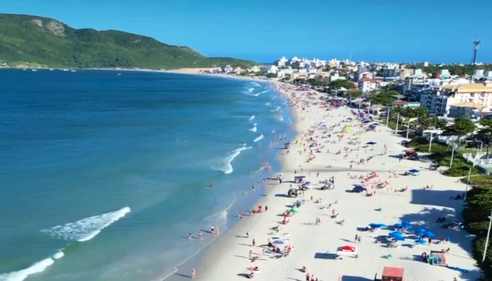 A Praia dos Ingleses possui uma ótima infraestrutura turística, mar bom para banhistas e surfistas, confira os detalhes.