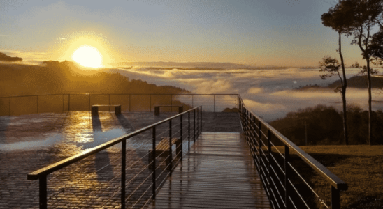 amanhecer em um dos mirantes de Monte Belo do Sul.