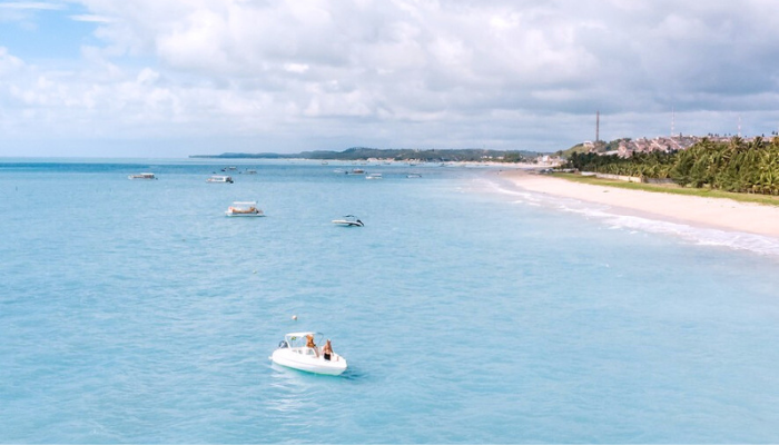 A Praia de Burgalhau é muita bela, ideal para quem prefere lugar mais calmo,bem como, quem viaja com crianças, já que p mar é calmo, confira.