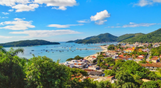 Vista algumas praias de Porto Belo.