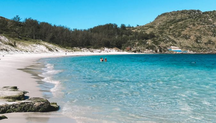 Praia do Farol é um dos passeios imperdíveis para fazer, se você está em Arraial do Cabo, confira os detalhes de como ir, o que fazer por lá.