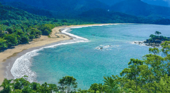 A linda Praia dos Castelhanos em Ilhabela, que possui um formato de coração