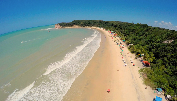 A Praia do Madeiro é uma das praias mais famosas do Rio Grande do Norte, veja os detalhes e monte seu roteiro pela linda praia perto de Pipa.