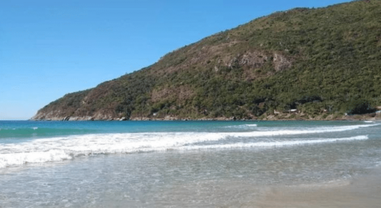 Praia do Matadeiro limpa, de águas claras, boa para o surfe e para quem procura tranquilidade