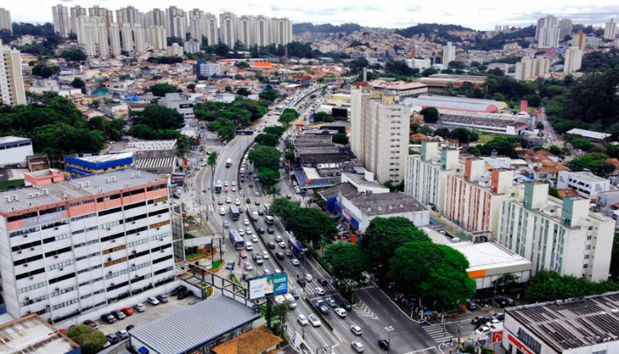 Taboão da Serra fica próximo da capital São Paulo, apenas de pequena em extensão, tem muitos comércios, serviços e lugares para passear.