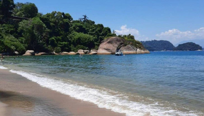 A Praia do Laboratório é tranquila, com águas cristalinas e calmas, boa para crianças e também tem águas quentes o ano inteiro, confira.