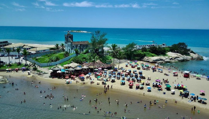 Prainha de Barra de São João em Casimiro de Abreu. Casimiro de Abreu é um ótimo destino para quem gosta desde atividades rurais, culturais, até praia e esportes radicais. Confira os detalhes.