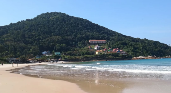 Canto esquerdo da Praia de Quatro Ilhas.