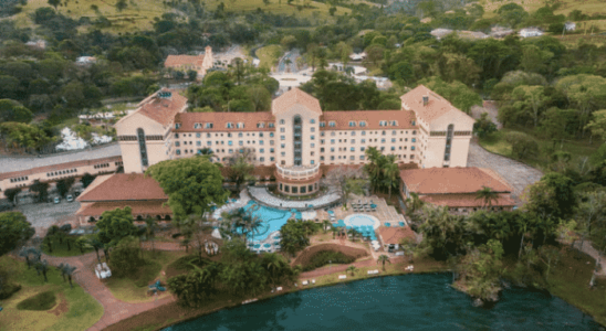 Conheça o Grande hotel de Araxá, o maior castelo do Brasil.