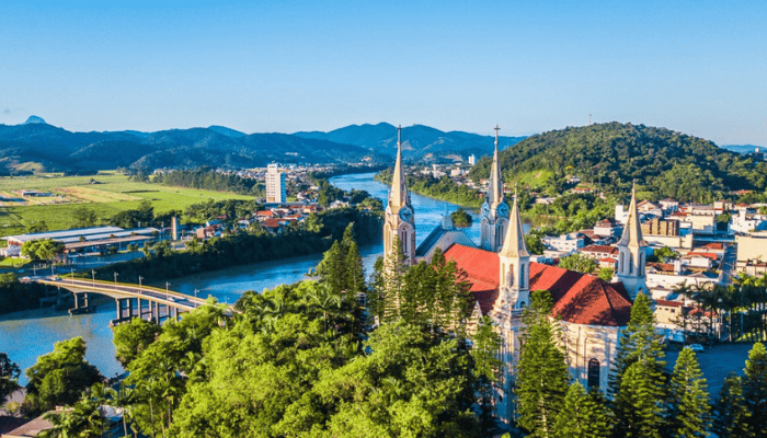 Vista da cidade de Gaspar e a bela Igreja Matriz. Gaspar possui atrações para todos os gostos, com diversos parques aquáticos, pesqueiros, bons restaurantes e hospedagens, confira.