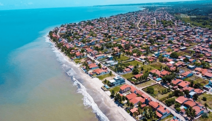 Vista de cima da linda Praia Azul em Pitimbu,Paraíba A Praia Azul fica no sul da Paraíba, pelo nome já deve imaginar o tanto que é bonita, confira as dicas do que fazer, onde comer e ficar.