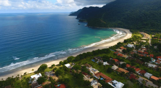 Bela visão da bonita praia de Guaeca, em São Sebastião, São Paulo.
